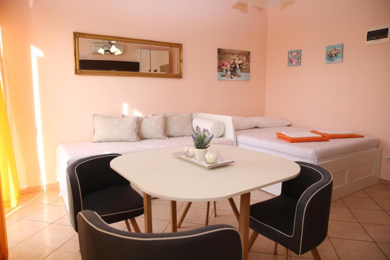 Villa Mit Whirlpool Fuer 32 Per ツリクヴェニツァ エクステリア 写真